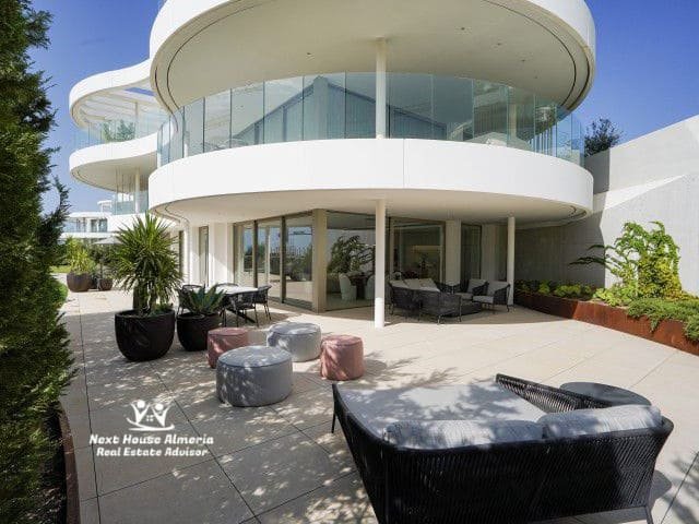 Freuen Sie sich, dieses luxuriöse und moderne Neubau-Erdgeschoss-Apartment mit 2 Schlafzimmern und 2 Bädern in einer exklusiven Wohnanlage in La Quint