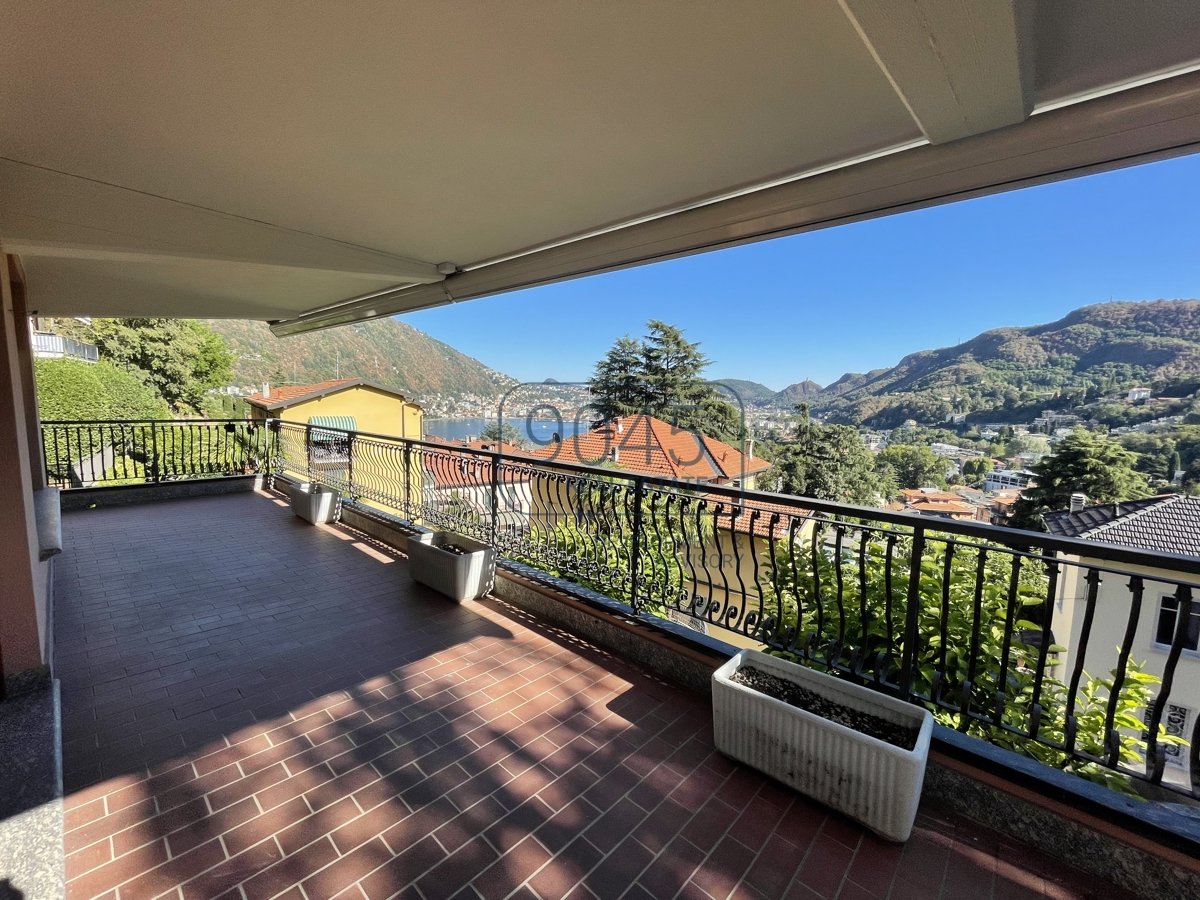 Villa mit Blick auf den Comer See 