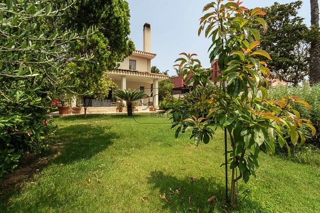 Quartu Sant"Elena: Renovierte freistehende Villa am Golf von Cagliari in Quartu Sant"Elena 