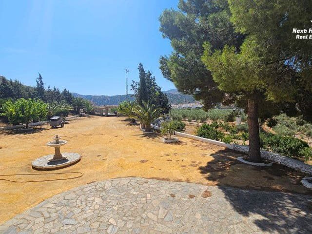 Dieses einzigartige Landhaus, ein wahres ländliches Paradies am Rande von Purchena (Almería).

Vor der Kulisse sanfter Berge und endloser Olivenhaine 