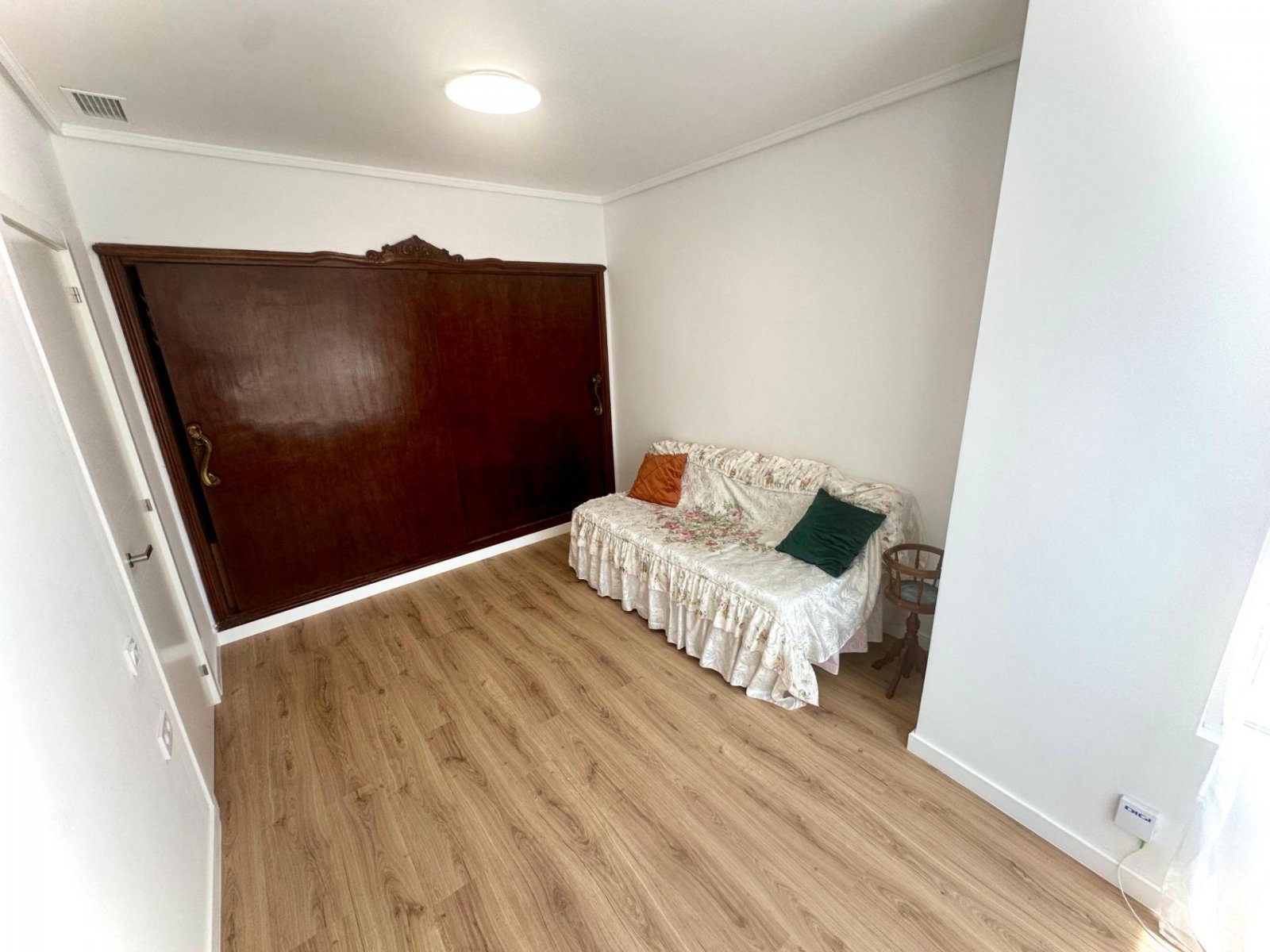 alicante:  We present a bright and stylish apartment located in one of Alicante’s most vibrant and characterful neighborhoods — Carolinas Bajas. This is more th 