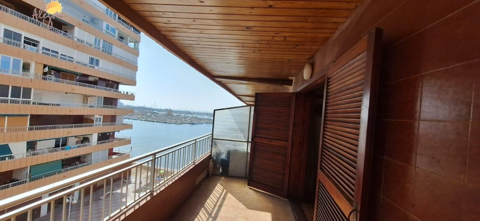 torrevieja:  Discover this charming original apartment located in the desirable area of Acequion, Torrevieja. With a generous built surface of 111 m² and a usable 