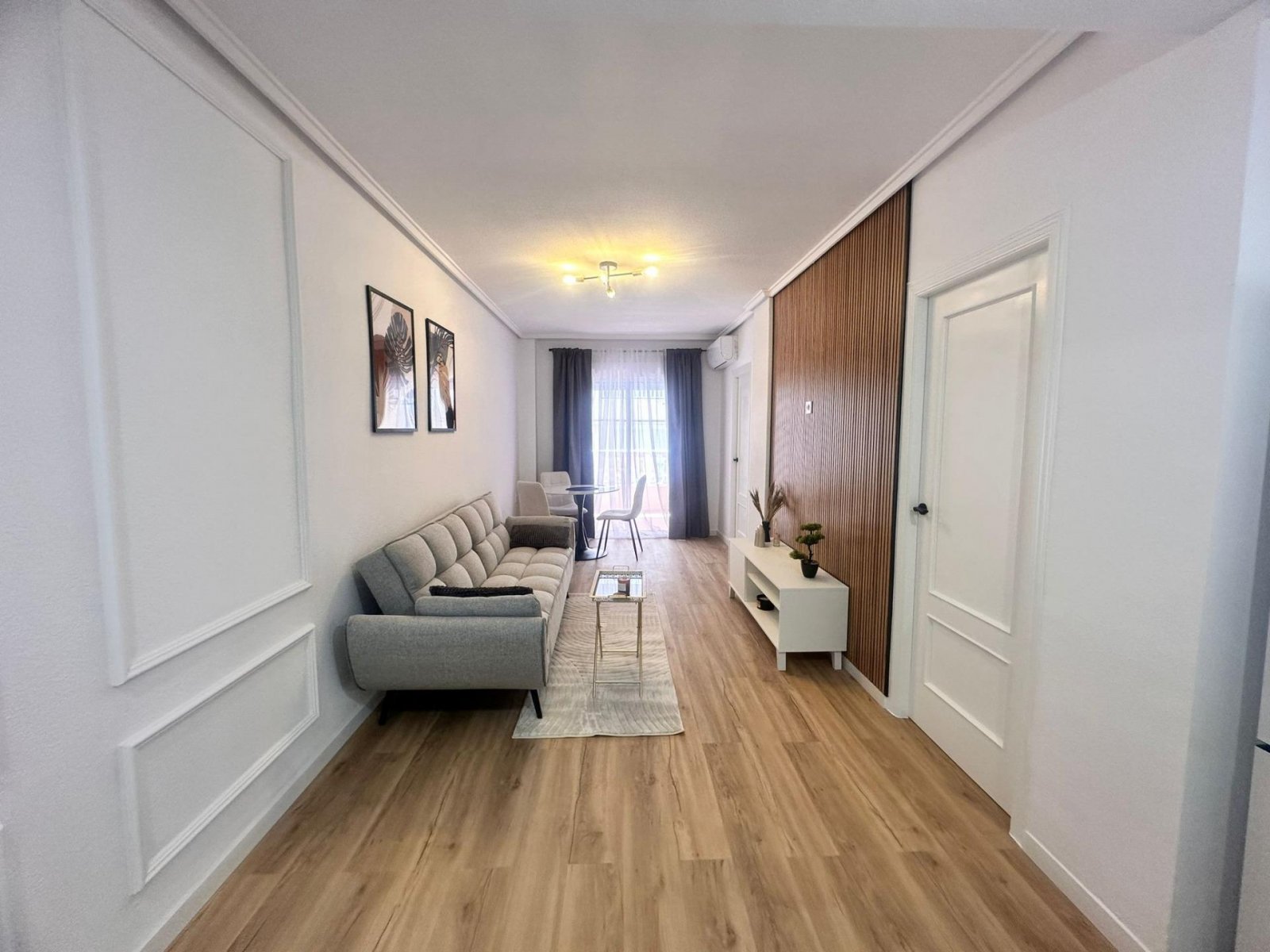 torrevieja:  Beautiful renovated apartment located just 500 meters from the sea. The apartment is 69 m2, has 2 bedrooms and 1 bathroom. This apartment is the perf 