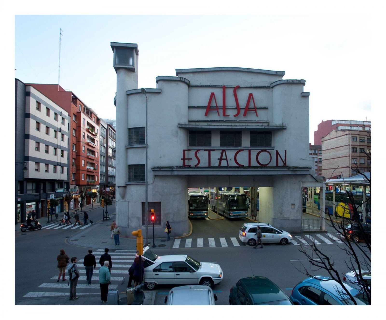 gijon:  Discover this exclusive renovated home located in one of the most convenient and desirable areas of Gijón, with everything within reach: Center, Alsa 