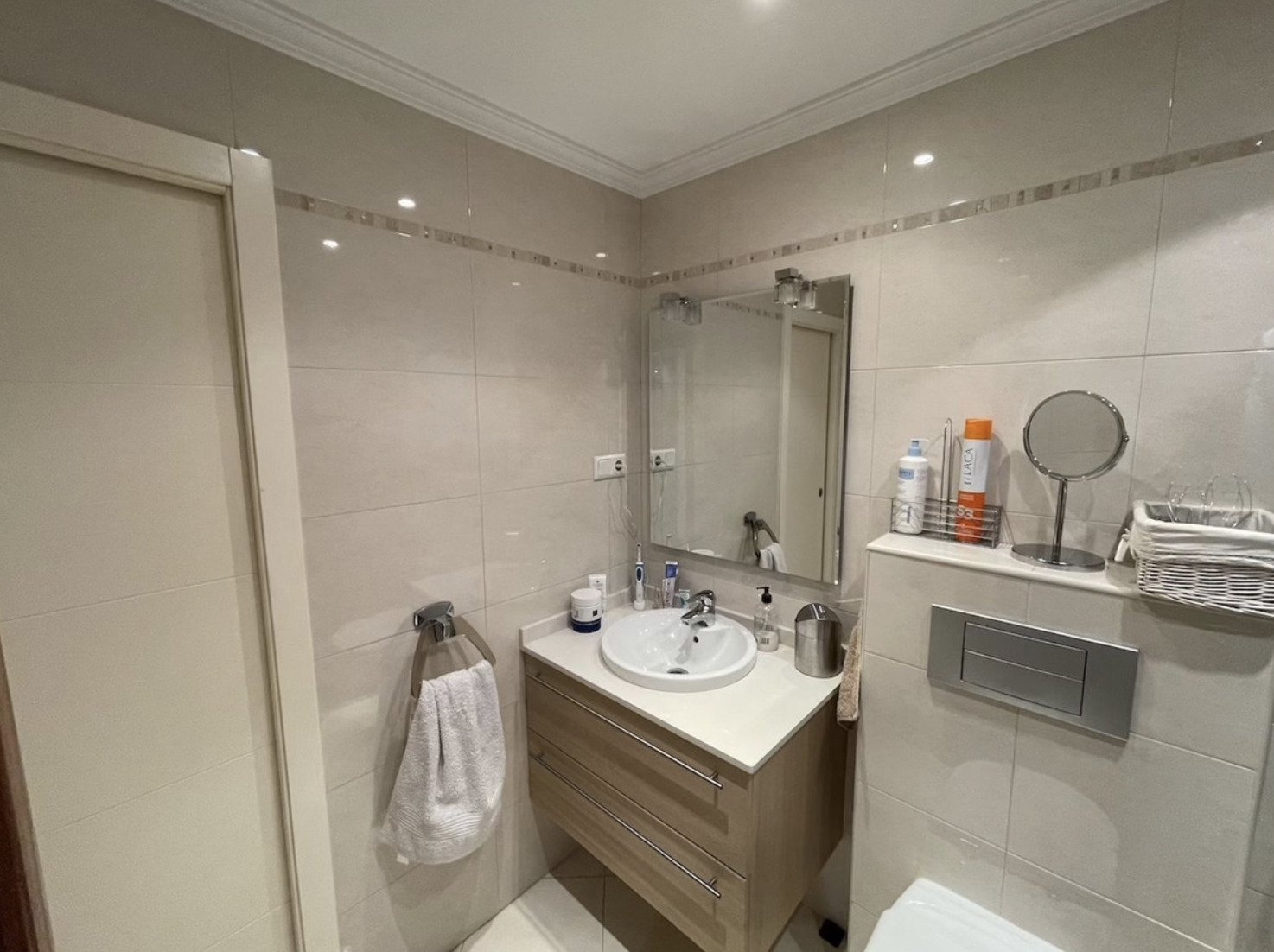  Stylish Apartment with Sea Views in the Heart of Fuengirola
 
 Welcome to this beautiful 2-bedroom, 2-bathroom apartment, perfectly situated in the v