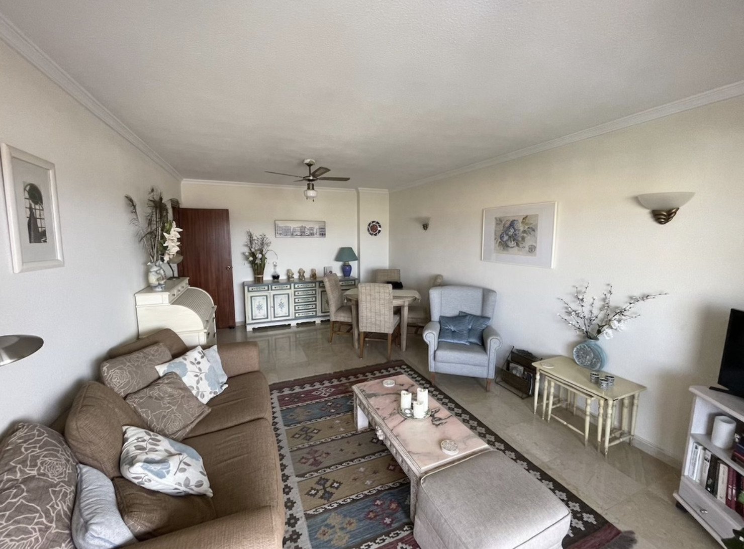  Stylish Apartment with Sea Views in the Heart of Fuengirola
 
 Welcome to this beautiful 2-bedroom, 2-bathroom apartment, perfectly situated in the v