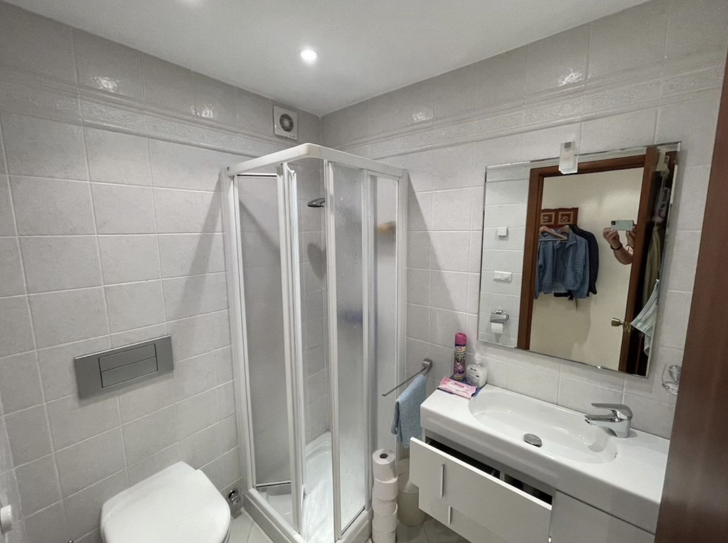  Stylish Apartment with Sea Views in the Heart of Fuengirola
 
 Welcome to this beautiful 2-bedroom, 2-bathroom apartment, perfectly situated in the v