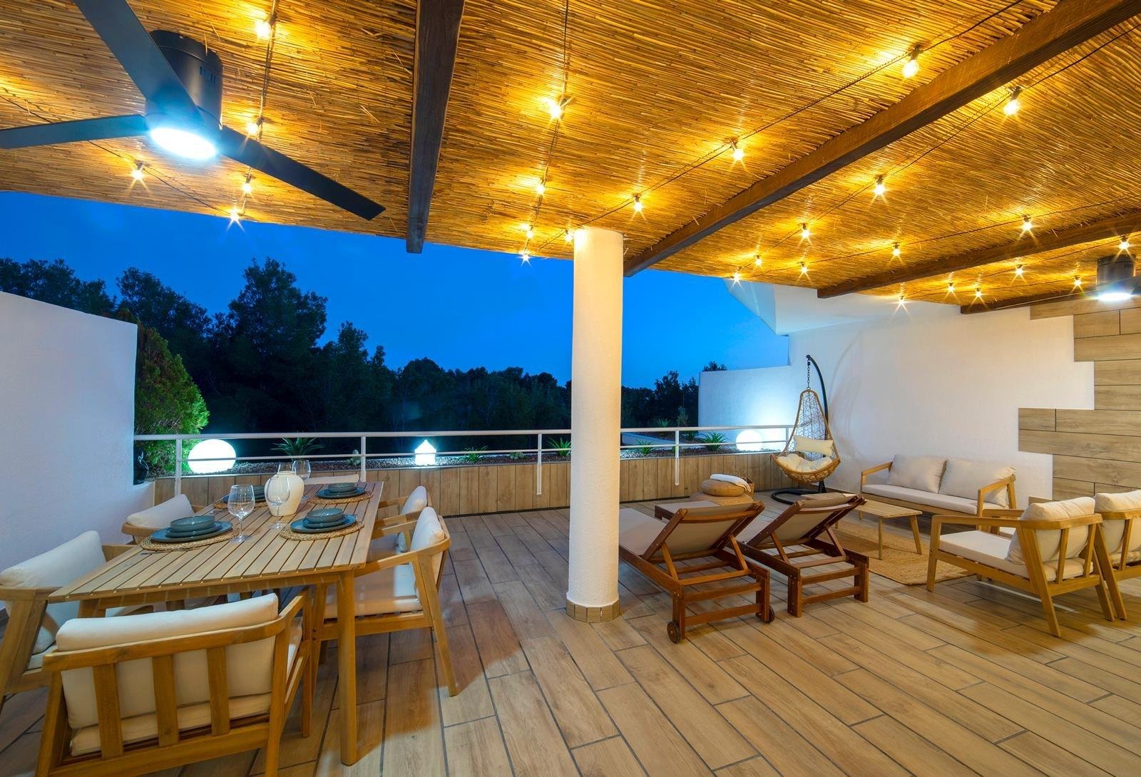  PROPERTY DESCRIPTION:Discover your dream home in the picturesque town of Altea. This modern 3-bedroom apartment features a spacious terrace with stun