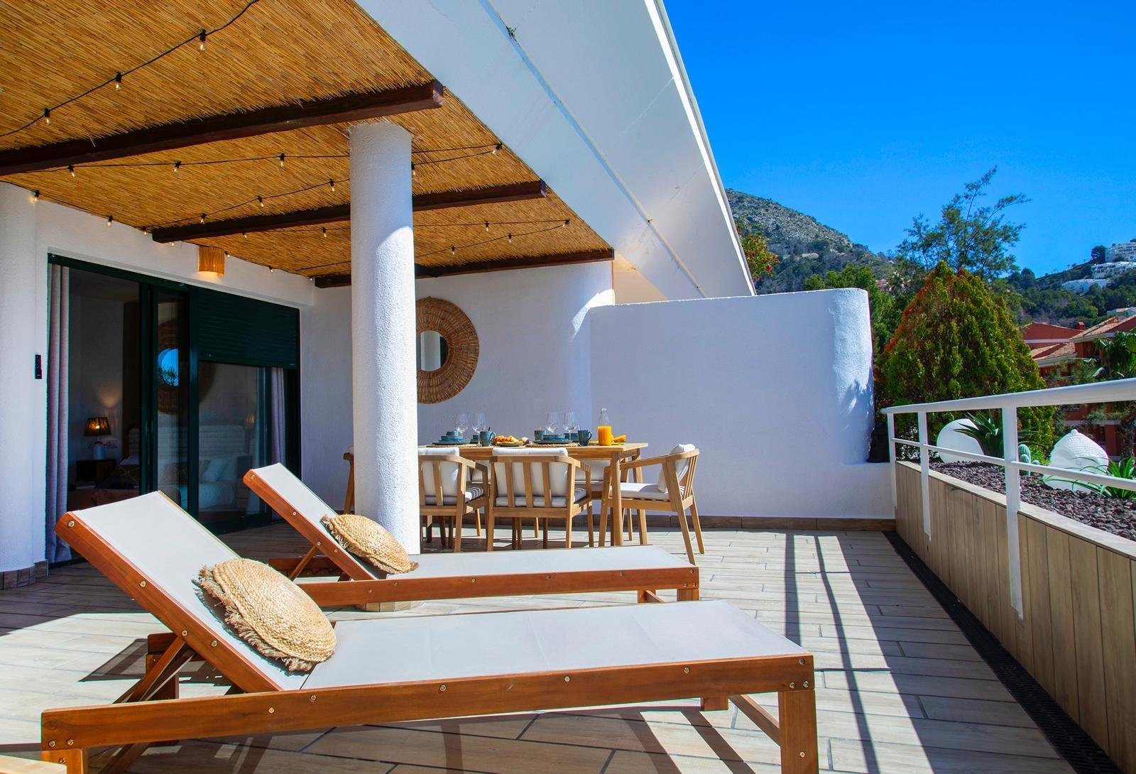  PROPERTY DESCRIPTION:Discover your dream home in the picturesque town of Altea. This modern 3-bedroom apartment features a spacious terrace with stun