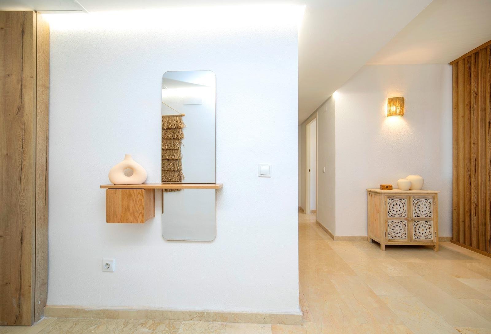  PROPERTY DESCRIPTION:Discover your dream home in the picturesque town of Altea. This modern 3-bedroom apartment features a spacious terrace with stun
