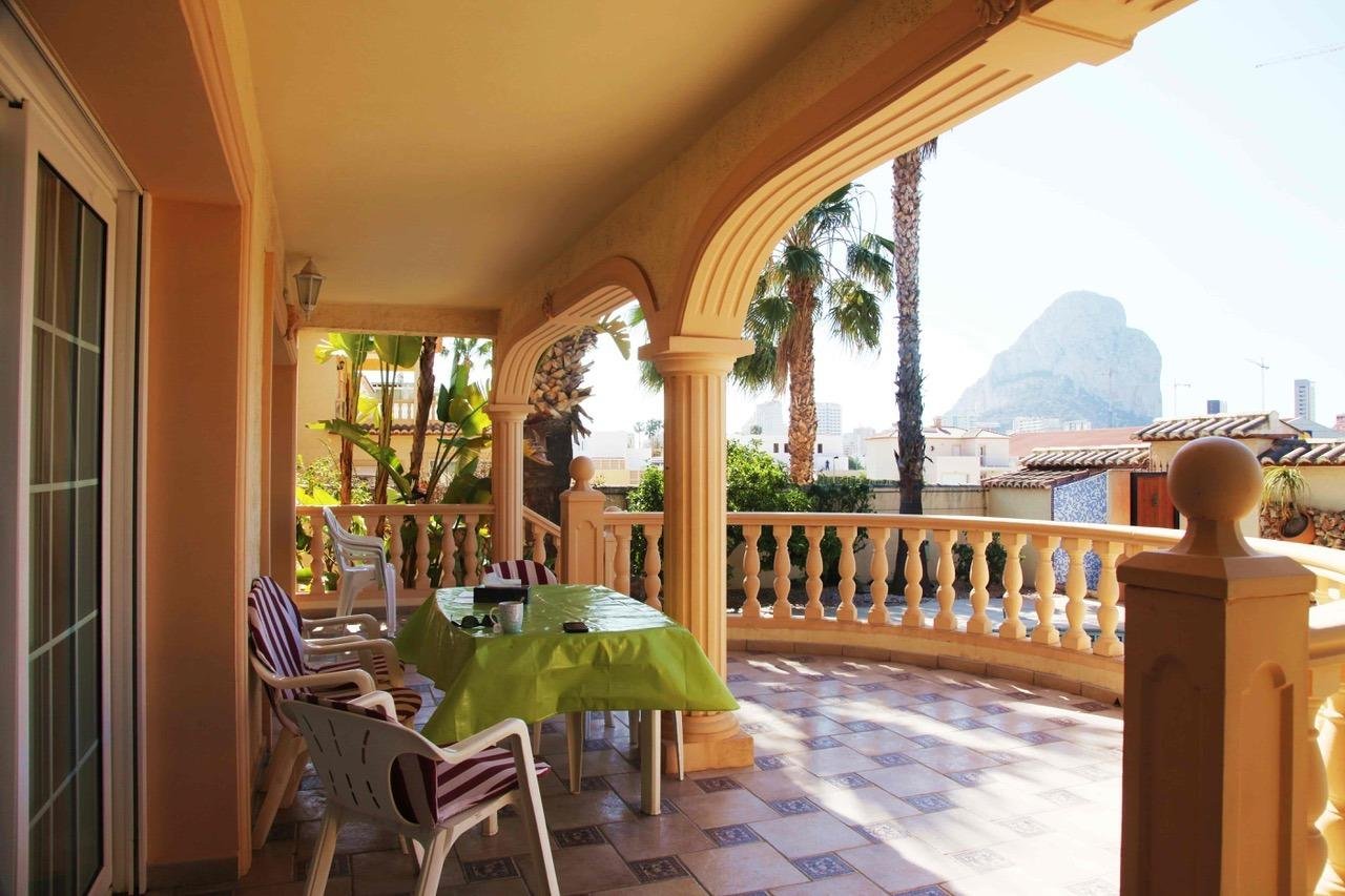 calpe:  Imagine waking up every day in a dream villa, surrounded by the tranquility of the Costa Blanca and just 450 meters from the sea. This exclusive prop 