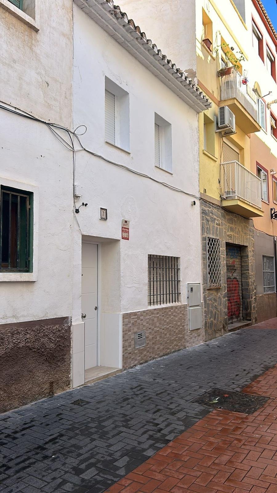 benidorm:   ✨ Townhouse in Benidorm Old Town: Charm and Comfort by the Sea  This beautiful townhouse is located in the heart of Benidorms historic Old Town, a p 