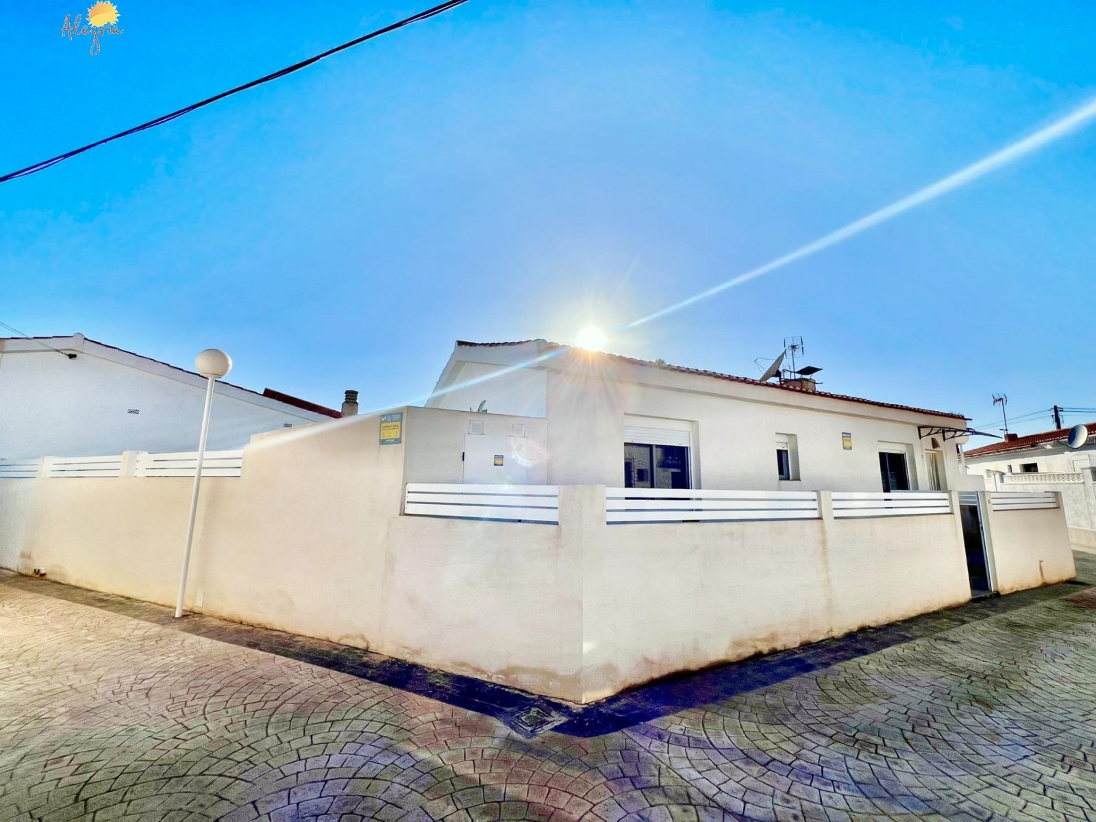 torrevieja:  Discover this charming chalet located in the Playa de los Locos area, Torrevieja. With a built surface of 66 m² and situated on a spacious plot of 23 