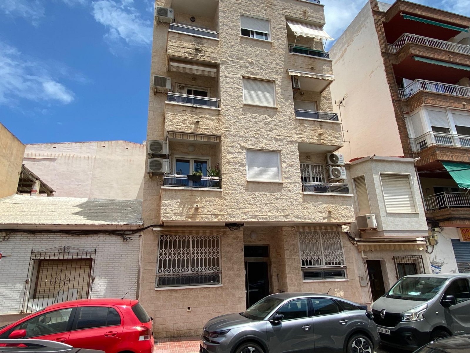 torrevieja:  For sale is a three-bedroom apartment with two bathrooms. One has been converted into a dressing room. It has been newly renovated. The apartment is  