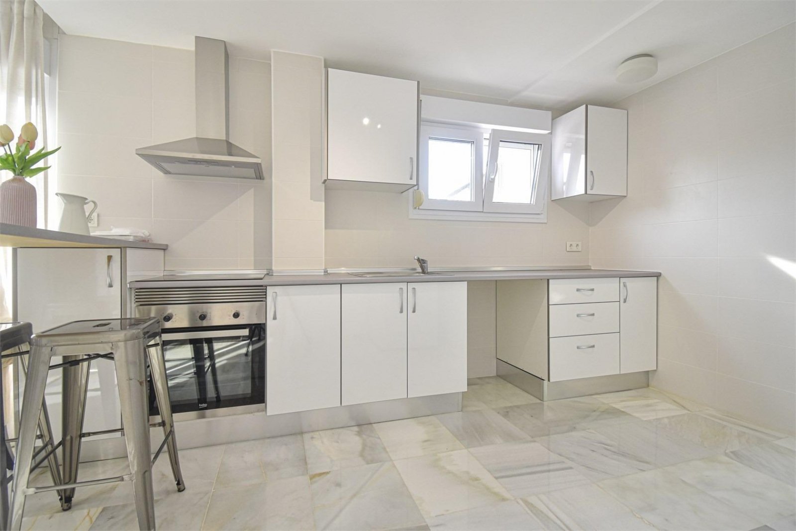 villajoyosa:  Your Mediterranean dream awaits you! This stunning penthouse, located in the sought-after area of Villajoyosa - Montiboli, is the oasis of peace and  