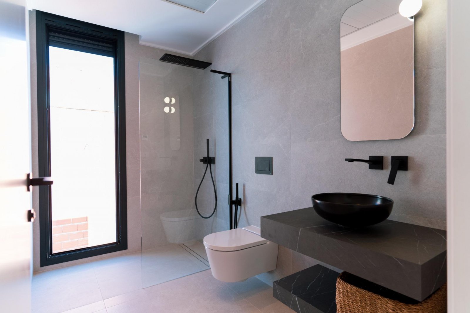  Discover this spectacular brand new villa in one of the most privileged areas of Ciudad Quesada. With a modern design and high-quality finishes, this