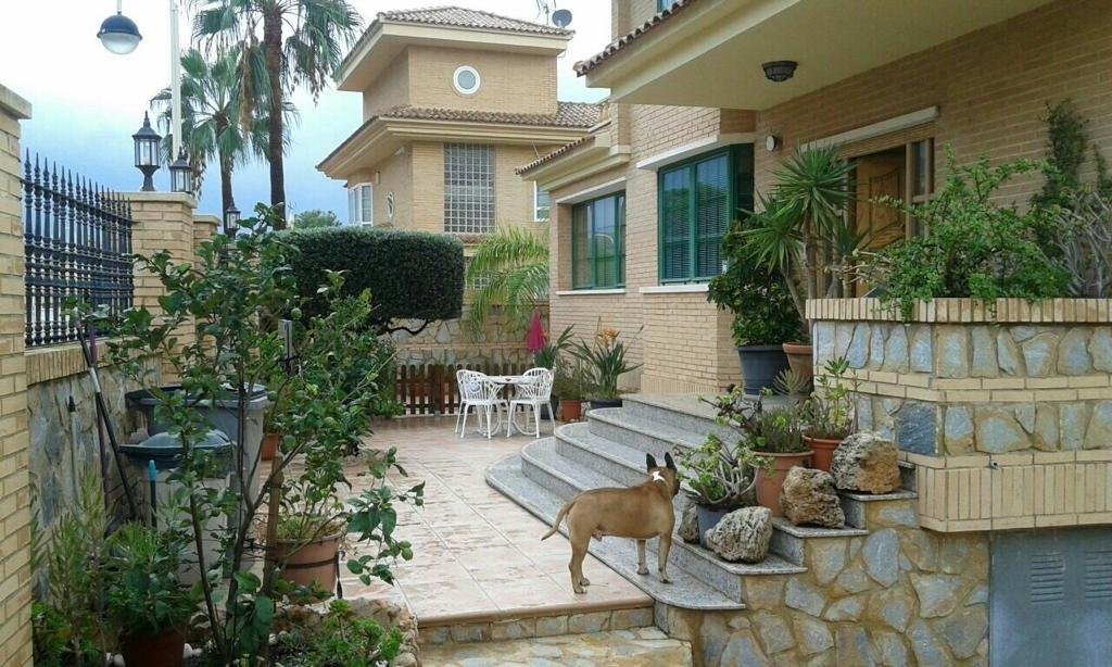 benidorm:  This spacious villa of 480 m² is situated on a 564 m² plot and consists of 3 floors and a solarium. The property features a garden and several terrac 