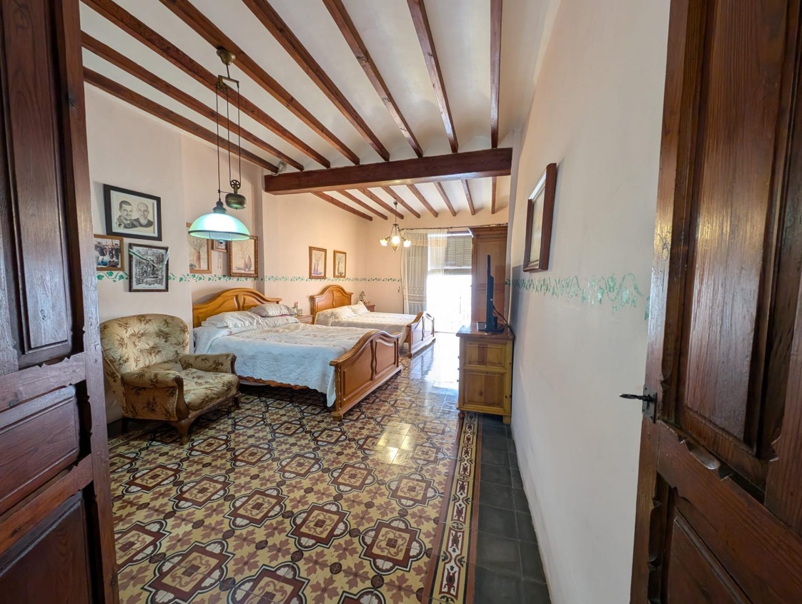 la-nucia:  We present this warm and spacious semi-detached house, located in the heart of La Nucia, just steps from the emblematic Town Hall Square. This house  