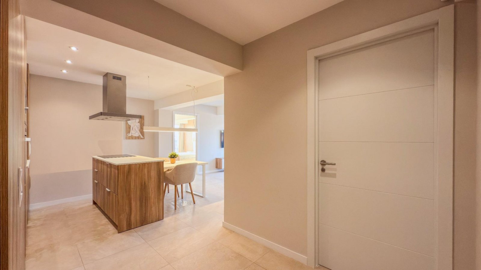 alicante:  Stylish apartment for sale in Alicante, located in the Florida area, after a complete high-quality renovation. This charming property includes two co 