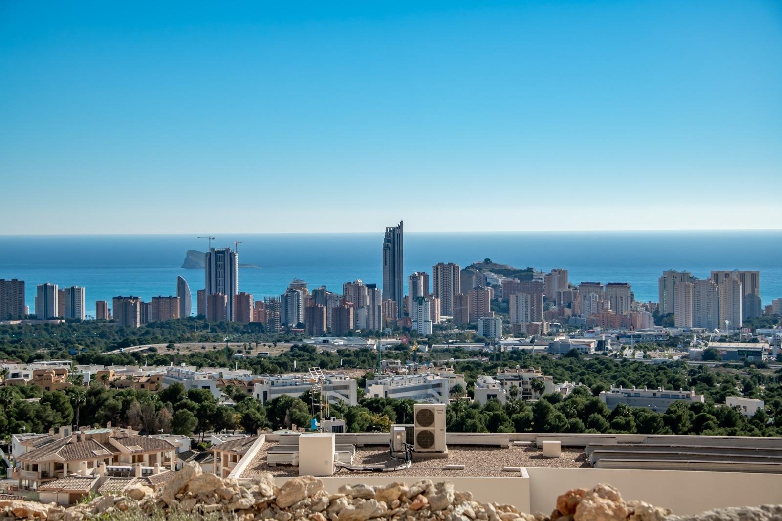  Discover this exclusive Luxury Villa located in the coveted Sierra Cortina area of Finestrat. With a total surface area of 559 m² and a plot covering