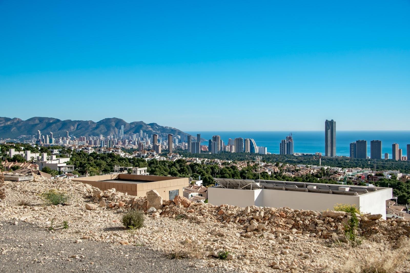  Discover this exclusive Luxury Villa located in the coveted Sierra Cortina area of Finestrat. With a total surface area of 559 m² and a plot covering