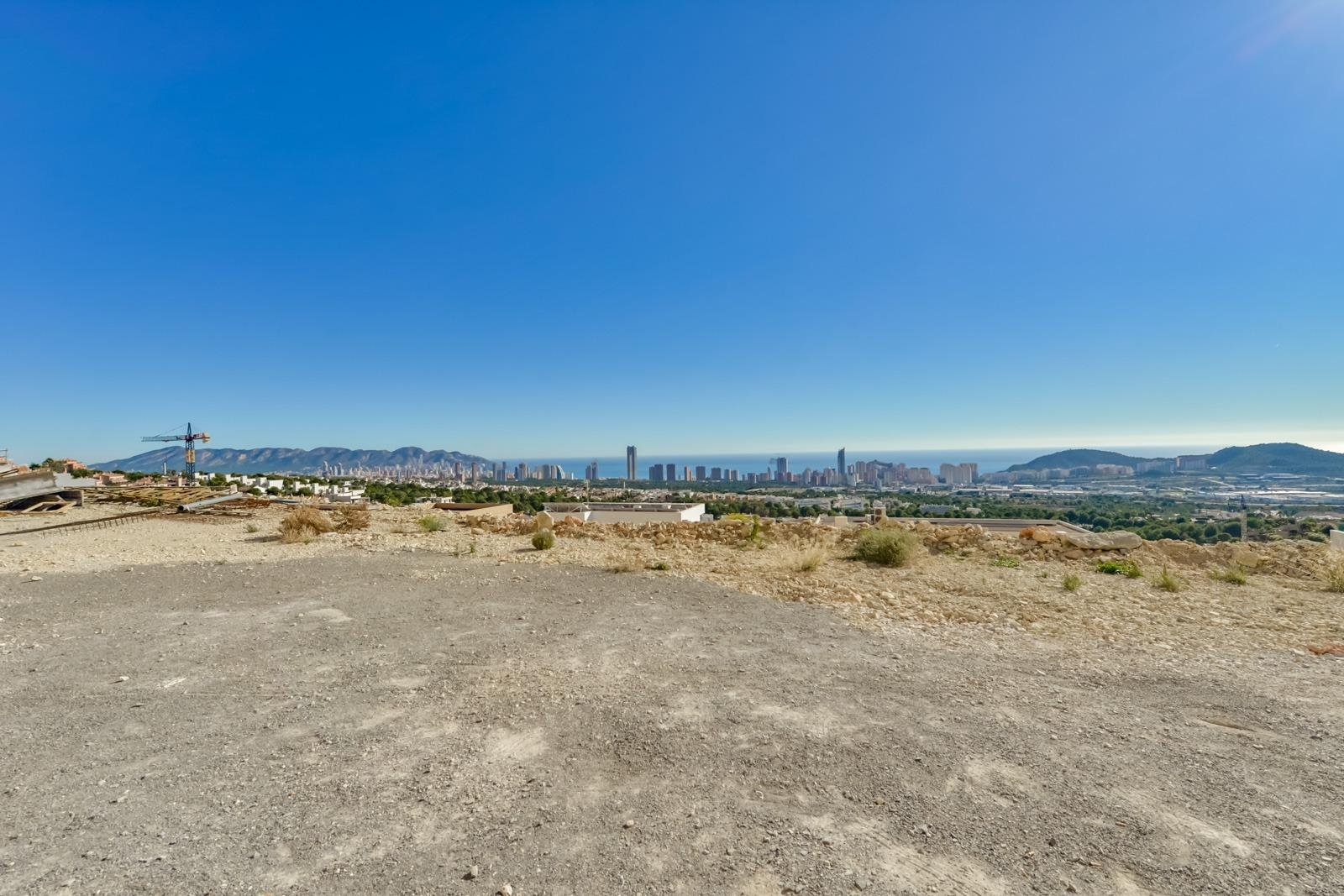  Discover this exclusive Luxury Villa located in the coveted Sierra Cortina area of Finestrat. With a total surface area of 559 m² and a plot covering