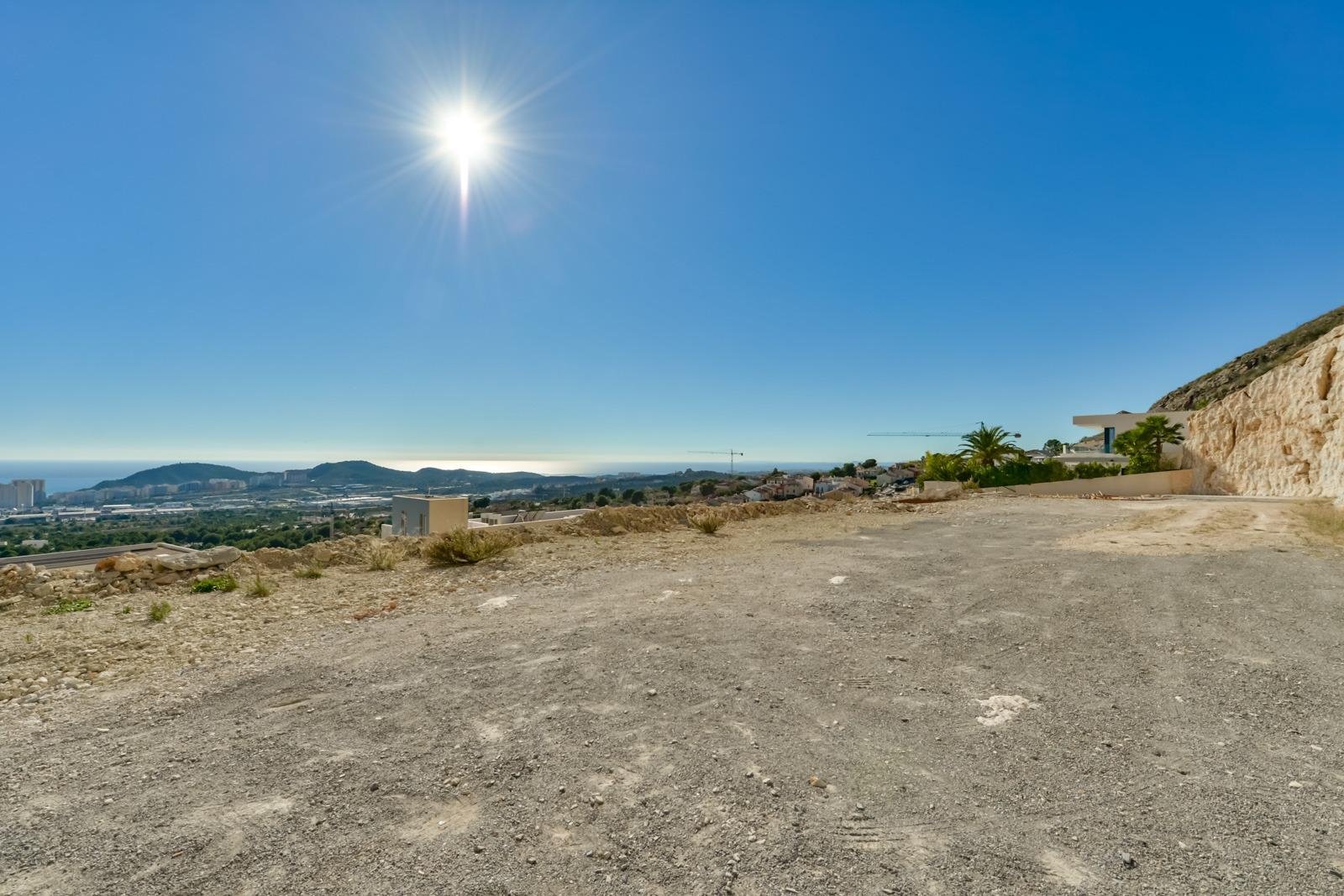  Discover this exclusive Luxury Villa located in the coveted Sierra Cortina area of Finestrat. With a total surface area of 559 m² and a plot covering