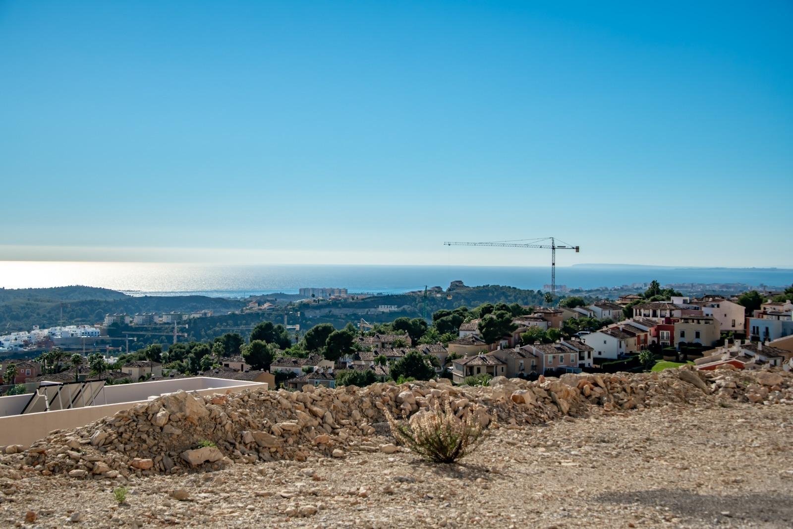  Discover this exclusive Luxury Villa located in the coveted Sierra Cortina area of Finestrat. With a total surface area of 559 m² and a plot covering