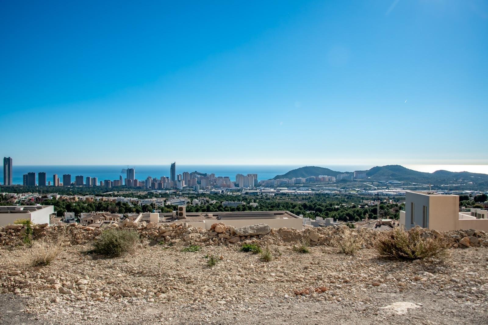  Discover this exclusive Luxury Villa located in the coveted Sierra Cortina area of Finestrat. With a total surface area of 559 m² and a plot covering