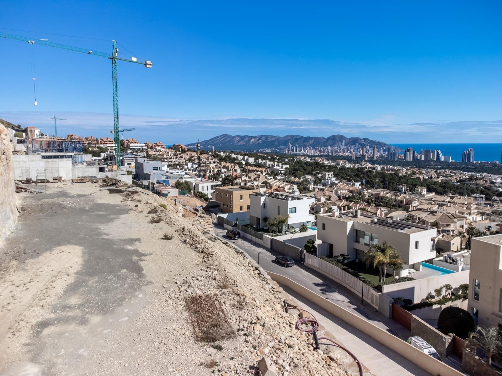  Discover this exclusive Luxury Villa located in the coveted Sierra Cortina area of Finestrat. With a total surface area of 559 m² and a plot covering