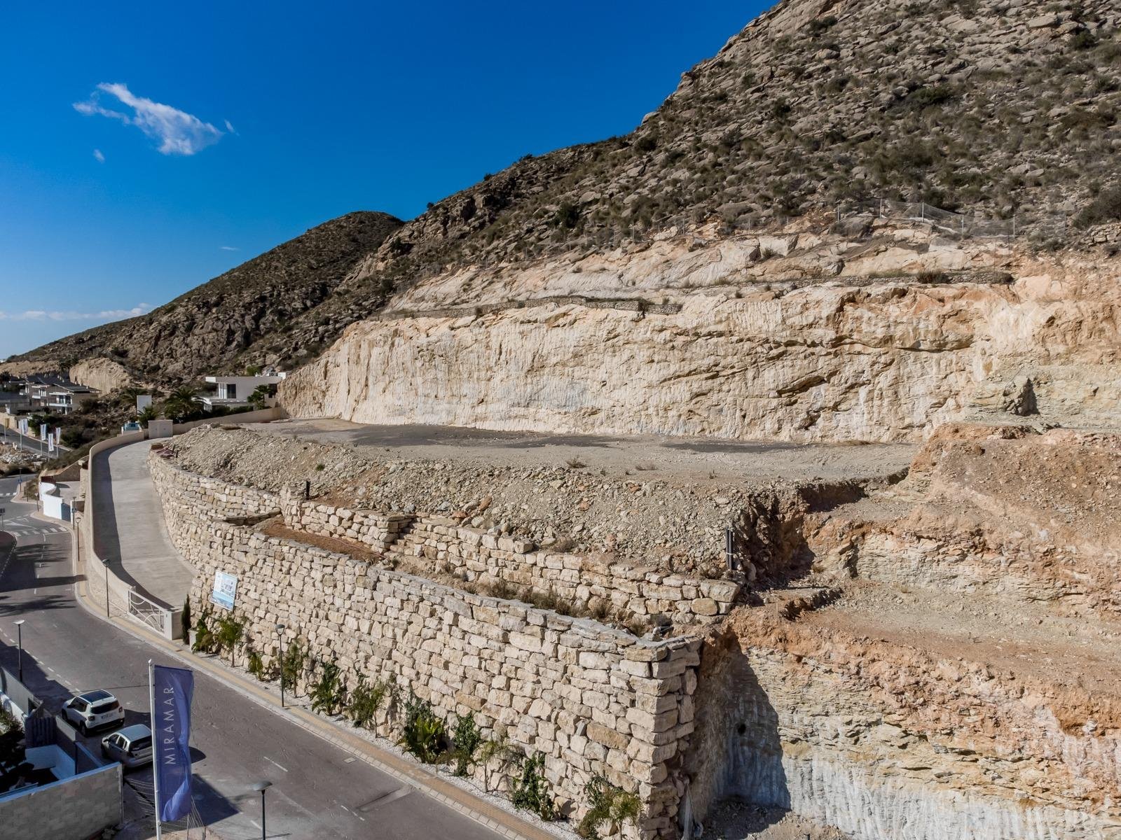  Discover this exclusive Luxury Villa located in the coveted Sierra Cortina area of Finestrat. With a total surface area of 559 m² and a plot covering