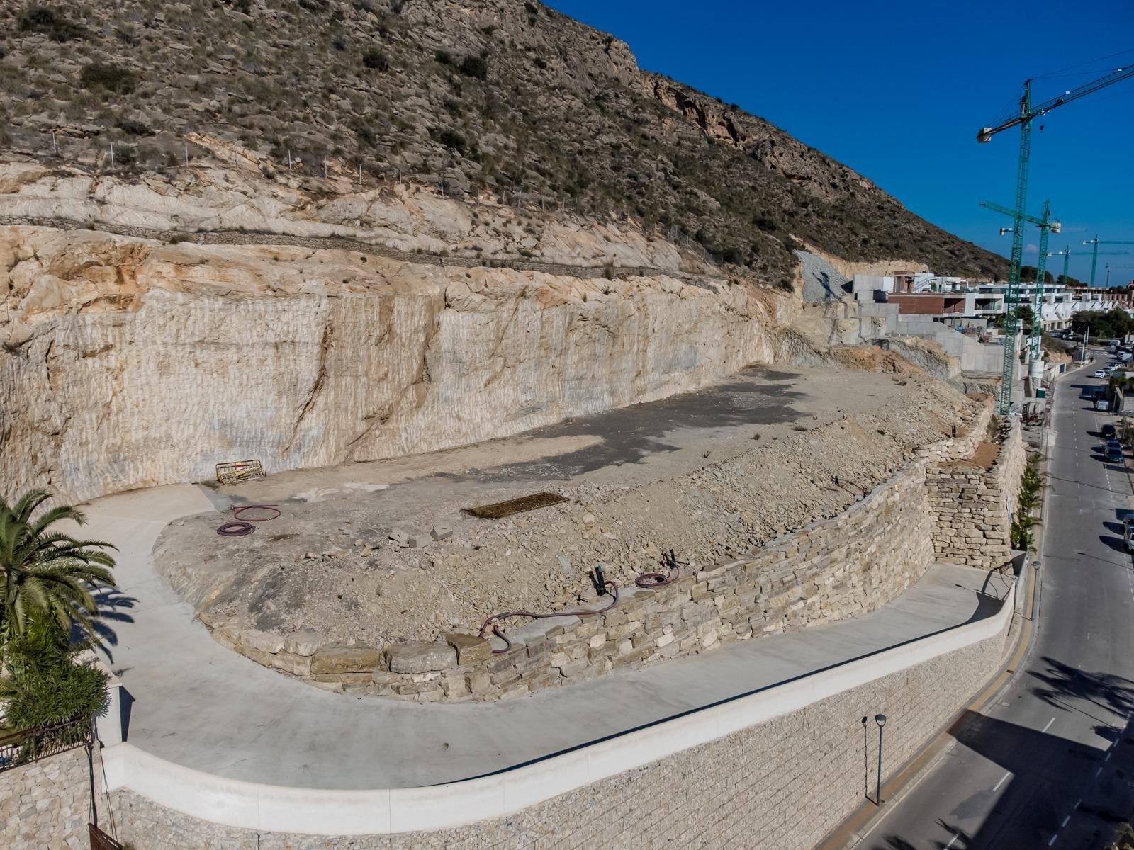  Discover this exclusive Luxury Villa located in the coveted Sierra Cortina area of Finestrat. With a total surface area of 559 m² and a plot covering