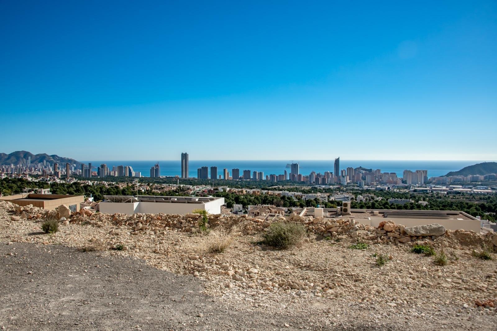  Discover this exclusive Luxury Villa located in the coveted Sierra Cortina area of Finestrat. With a total surface area of 559 m² and a plot covering