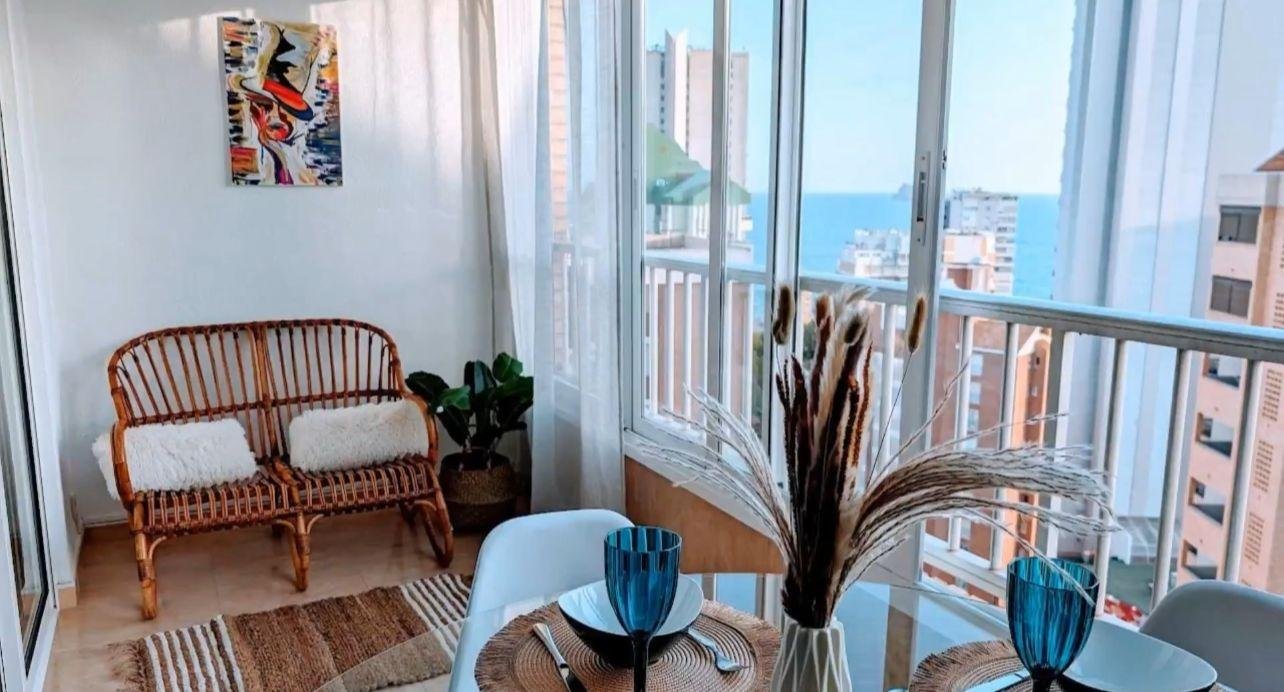 benidorm:  Looking for your perfect getaway by the Mediterranean? This charming and newly renovated apartment on the 15th floor has everything you need to enjoy 