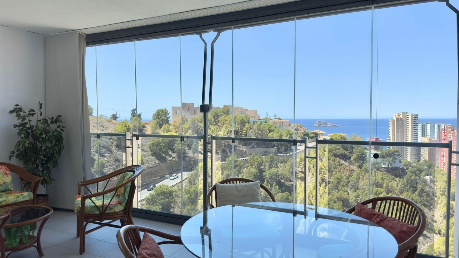 benidorm:  Apartment with sea views with Tourist License in BenidormThis magnificent apartment is located in one of the most emblematic skyscrapers in Benidorm, 