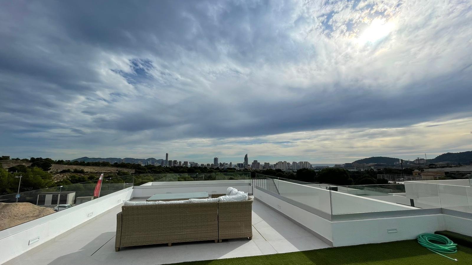 finestrat:  Discover the villa of your dreams! This modern and luxurious two-storey detached villa, designed with the latest technology, offers you a sophisticat 