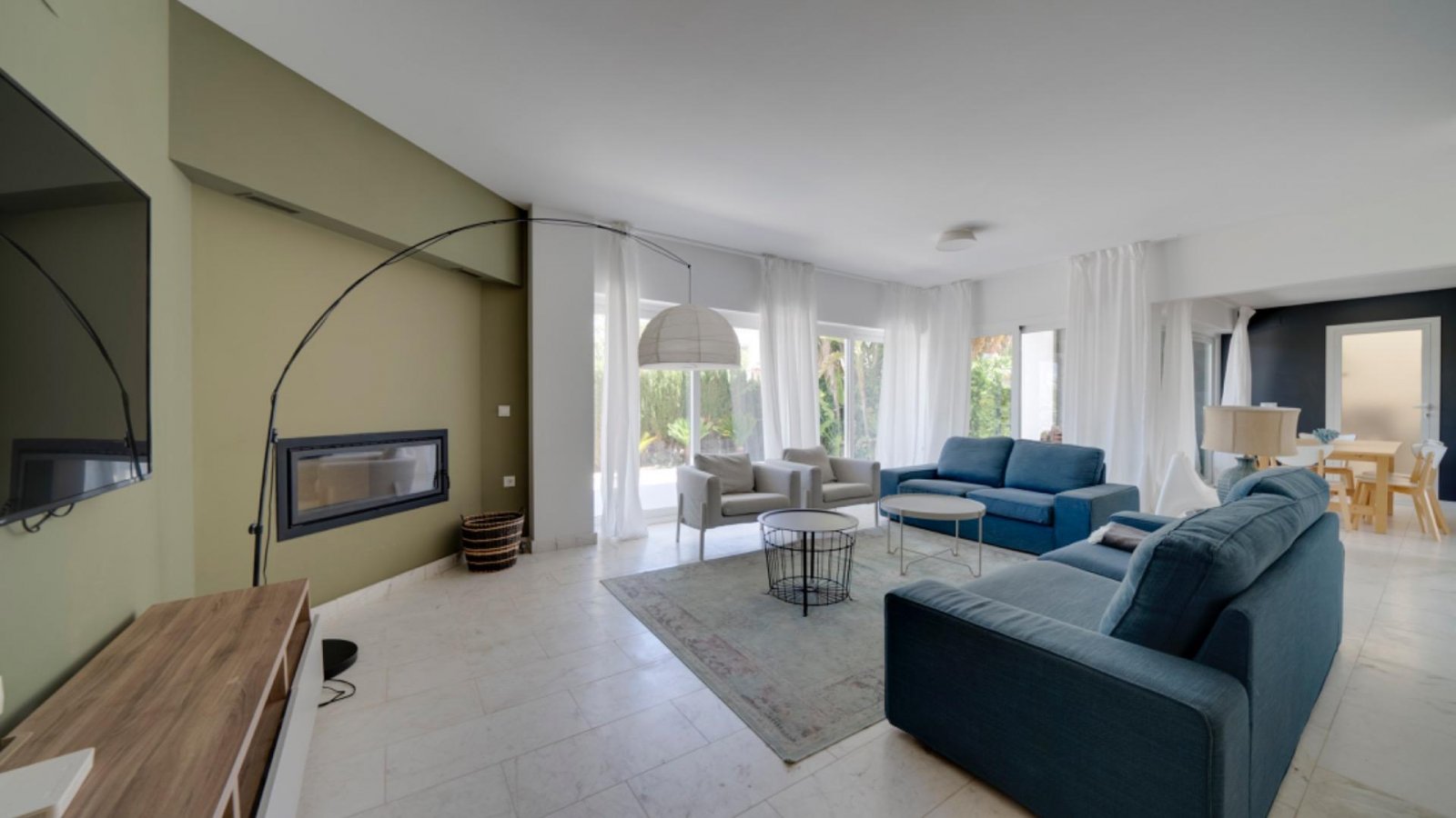 alfaz-del-pi:  The villa is located in the very center of Albir, in a prestigious area on a very quiet street, among only 7 houses and just 500 m from the gorgeous  