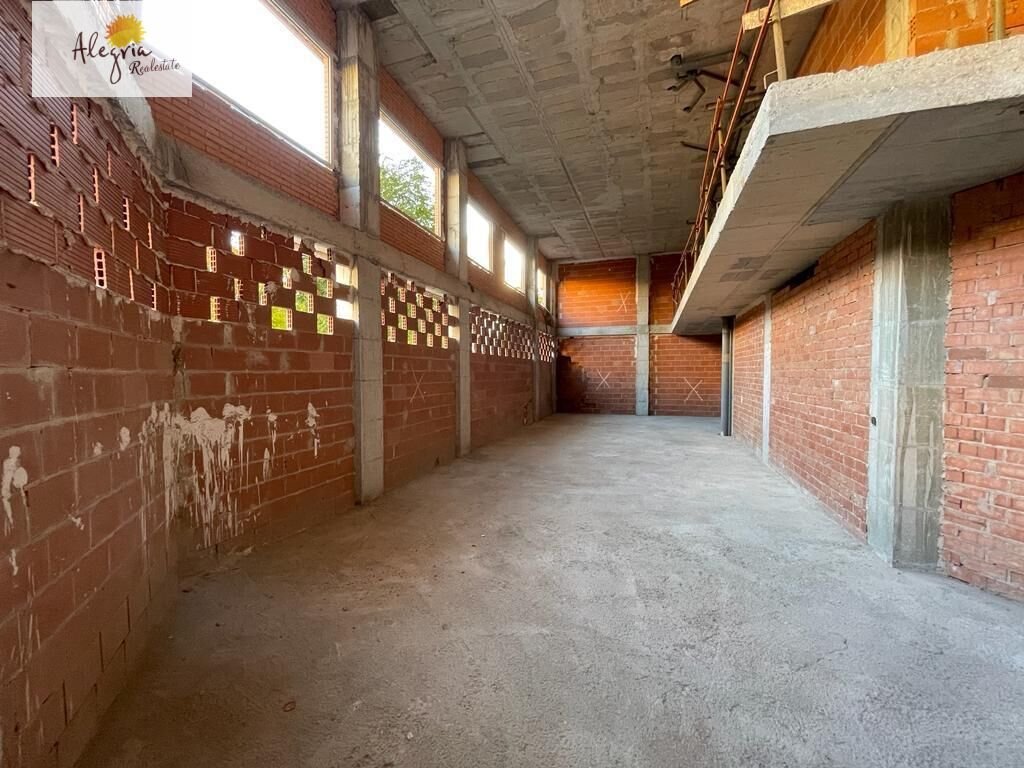  For sale large commercial premises on two floors in a residential area of the city of Alicante,with different possibilities of commercial activities.
