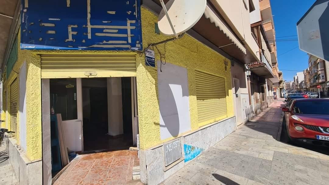torrevieja:  Commercial corner located in the center of Torrevieja. Area of passage just two streets from the central street Ramon Gallud  