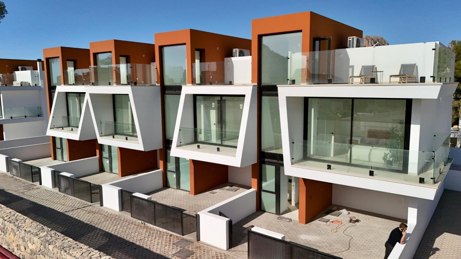 calpe:  Newly built semi-detached single-family homes, located in the Marisol Urbanization (Calpe), a few minutes from Arenal Beach and close to all services 