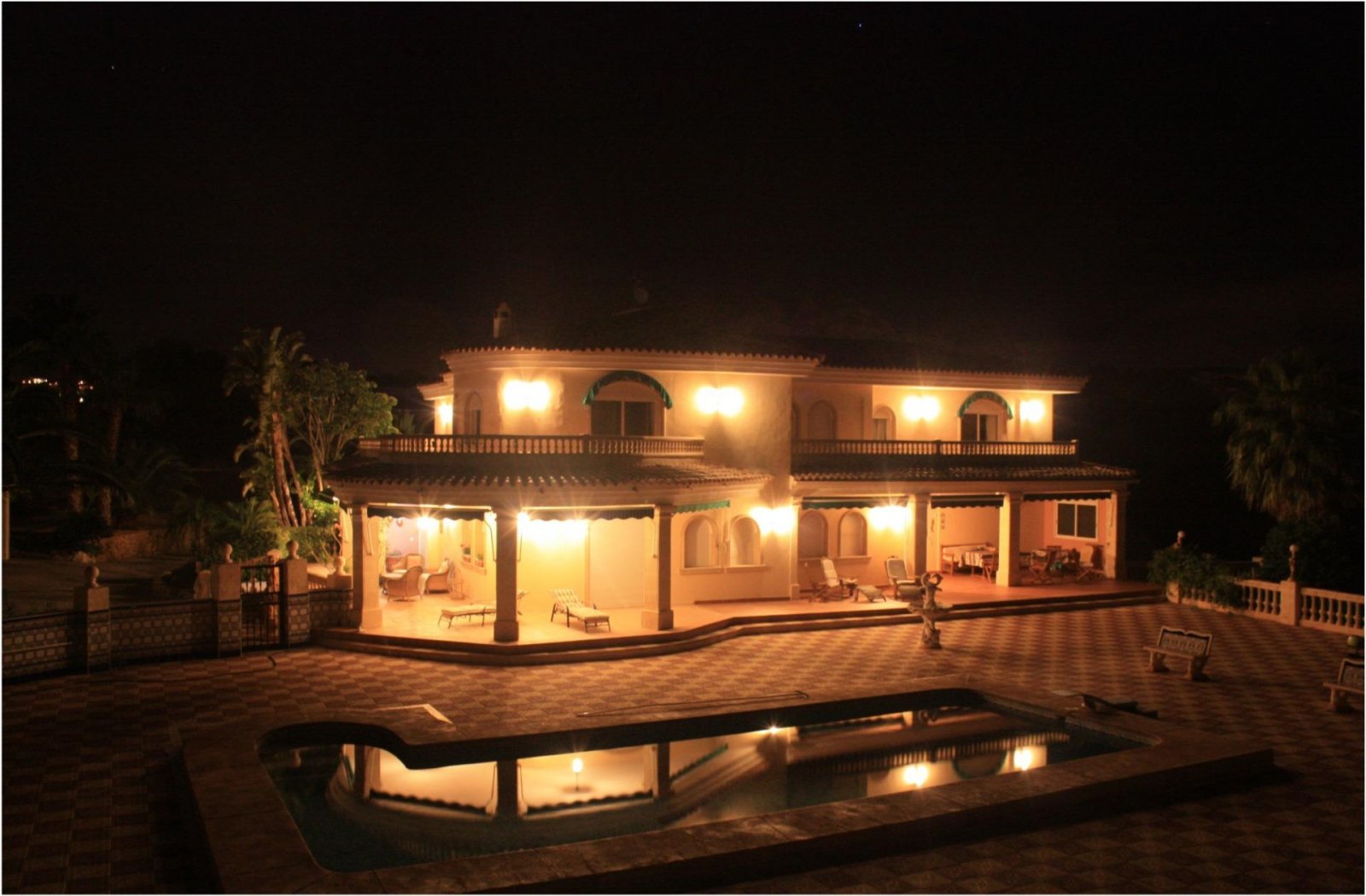 alfaz-del-pi:  Info: Plot approx. 16000m2, construction approx. 1000m2, built year 2000, private and local water,  heating with oil and gas, 6 air-condition units.C 