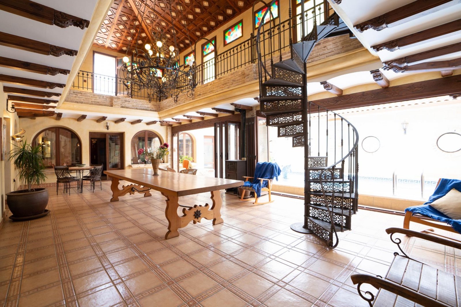 san-miguel-de-salinas:  The house is located on the first floor and has a total of 468 m2 distributed around a large living room overlooking a beautiful interior patio with  