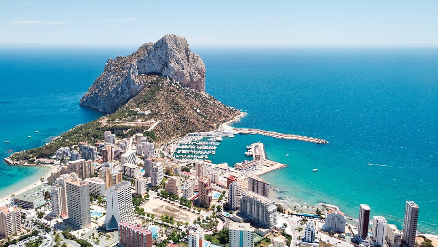 calpe:  Newly built homes with large terraces and sea views.98 homes with 1, 2 and 3 bedrooms, with large terraces. Large common areas with gardens, swimming 