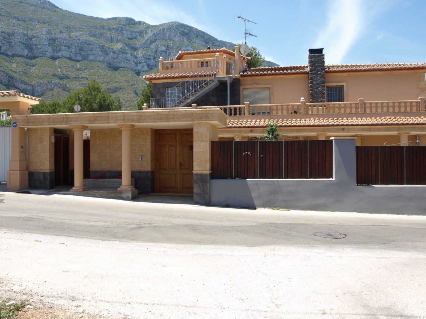 denia:  A farm with a luxury villa and two townhouses for sale. Main villa of 440 meters and each townhouse of 90 meters each. Each one with 3 bedrooms and a 
