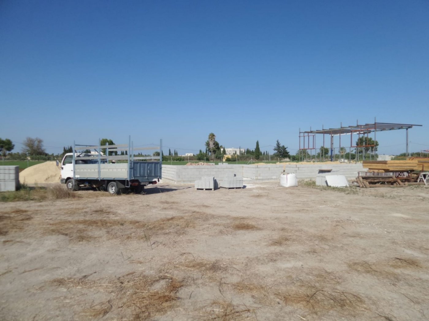 catral:  Plot in Catral of 10,000 m2 with house project 285 m2 built with pool, fenced, with bench made. License and fees paid. Electricity and water  