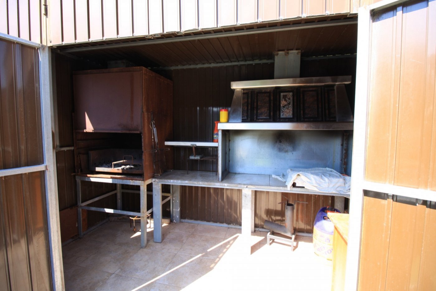  We offer this spectacular farm in Lomas de Don Juan for sale, less than 3 kilometers from the beaches of Campoamor and next to the golf courses.  The