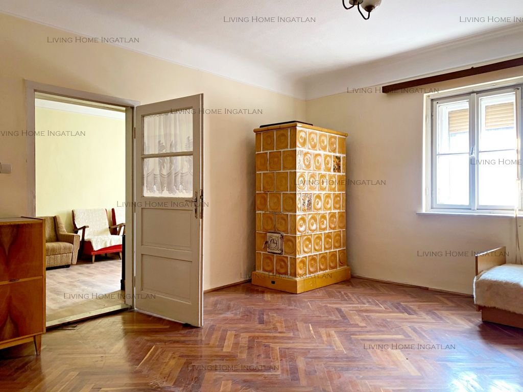 Esztergom: <p>Esztergomban 88 nm-es házrész eladó.</p>

<p>Hozzá tartozó telek: 80 nm.</p>

<p>Hatalmas pince a ház alatt: kb. 100 nm.</p>

<p>Remek elhelyezkedé 