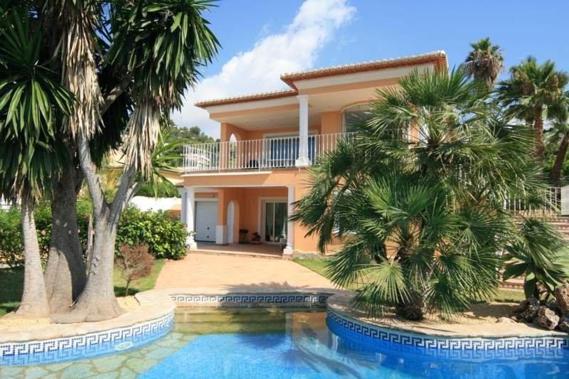Moraira: Koloniale Villa mit vier Schlafzimmern in Moraira – Pinar de l’Advocat
Diese geräumige Villa befindet sich im ruhigen Viertel Pinar de l’Advocat in Mo 