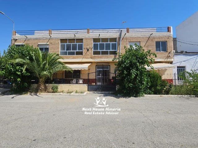 Chirivel: Eine einmalige Gelegenheit, im Herzen Andalusiens zu leben und zu investieren.

Dies ist mehr als nur ein Haus; es ist ein sofort einsatzbereites Unte 