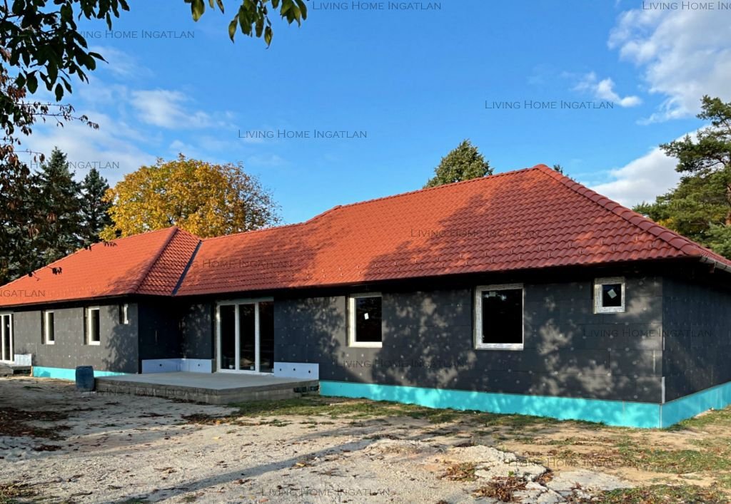 Csobánka: <p>Csobánkán 105 nm-es, egyszintes, új építésű ikerház eladó.</p>

<p>Telek mérete: 662 nm.</p>

<p>Az ingatlan tökéletes elrendezésű, nappali plusz h 